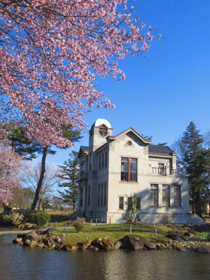 旧池田氏庭園の桜と洋館