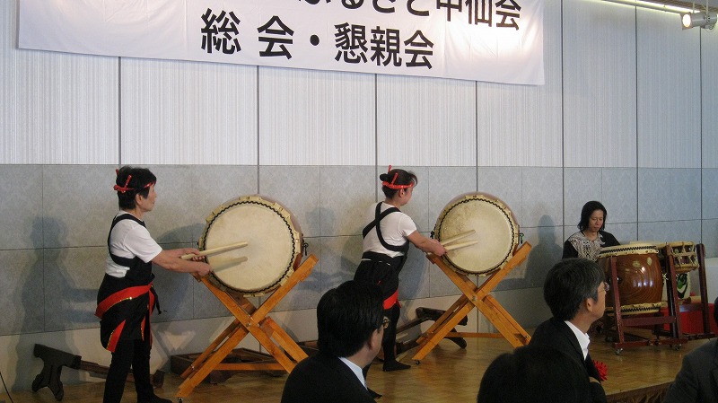 和太鼓奏者の「村上　功さん」と教え子の菅原ナカさん（副幹事長）との共演です。