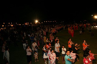 約２千人のドンパン踊りの輪が広がりました。
