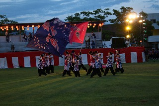ヤートセ桜秀心舞による華麗な踊りです。
