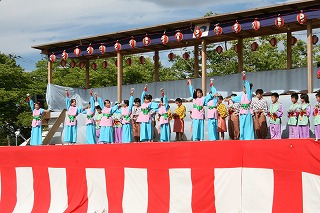 豊岡小学校３年生と４年生２８名による小沼山の伝説や小沼神社をイメージして作られた踊り「小沼山の詞」です。
