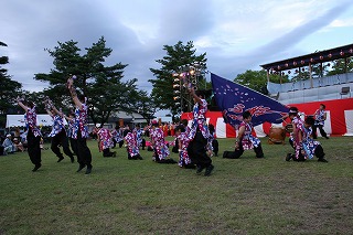 東小泉八幡太鼓と桜秀心舞による競演です。