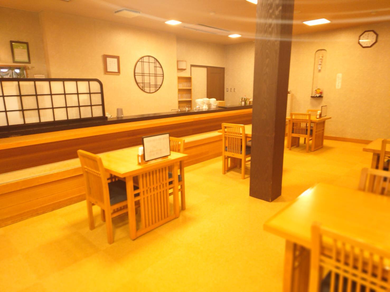 レストランの中の写真です。カウンターやテーブル席があります。