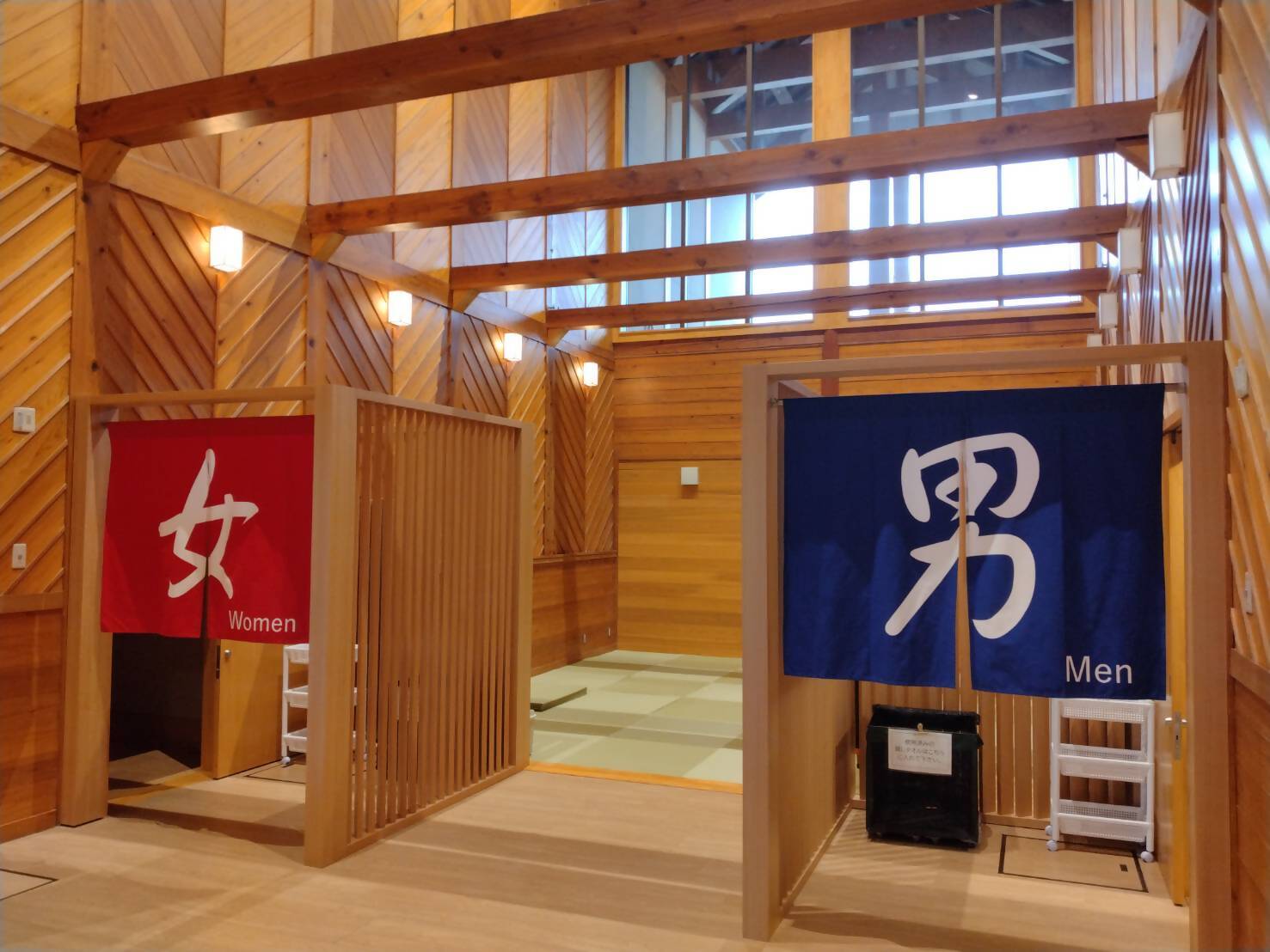 浴室入口付近の写真（男湯・女湯の入り口）