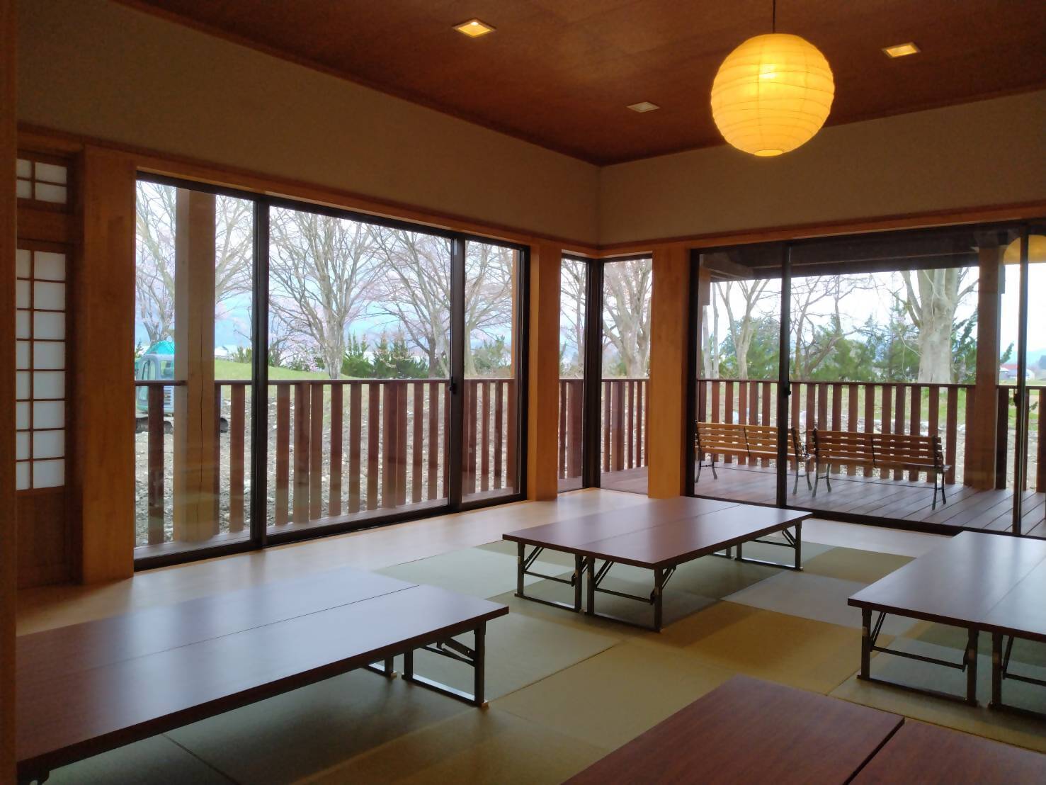 休憩室の写真（外の風景を望むことができる広い室内にテーブルが並べられている）
