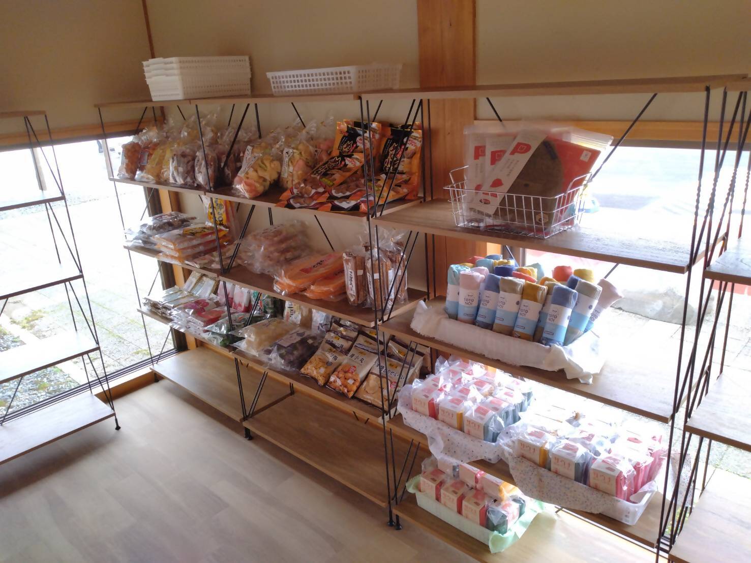 物販写真（お菓子やサウナハットが陳列されている）