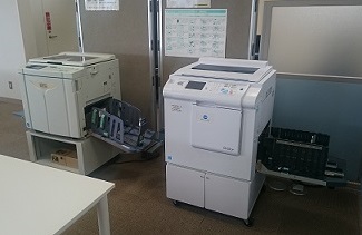設置されている簡易印刷機（輪転機）の様子