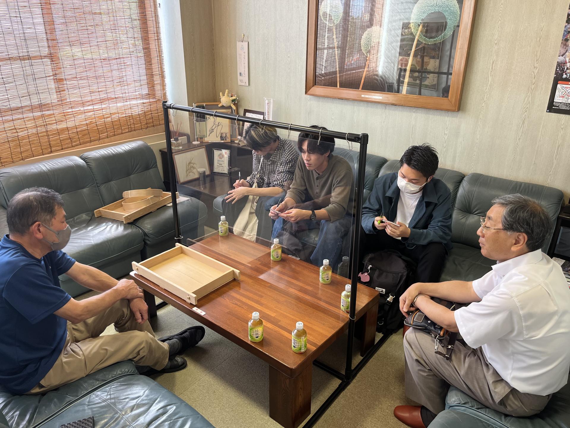 秋田今野商店の担当者の説明を受ける大学生