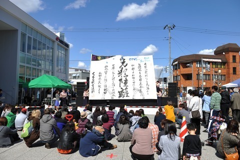 大曲ヒカリオイベントでのステージを見るお客様