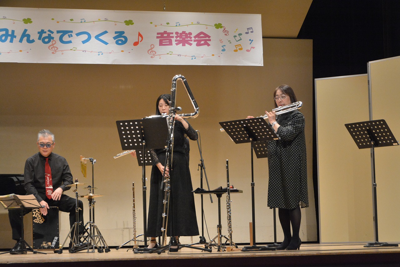 数名の女性がフルート演奏