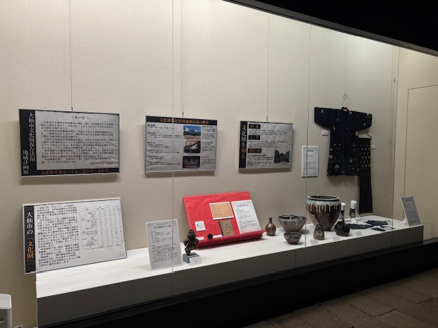 大仙市文化財保存活用地域計画展で器や壺、着物などの展示の様子