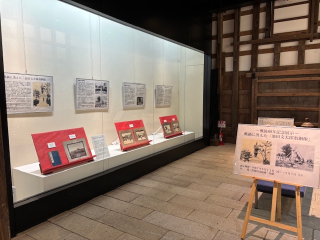 展示の様子、白黒写真や解説パネルなど