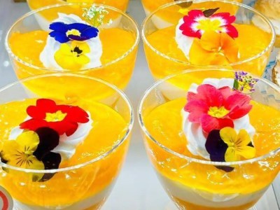 和栄堂の花とエディブルフラワーを使ったフルーツのパフェ