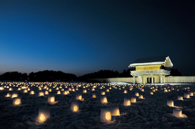 払田柵南門のライトアップとミニかまくらの写真