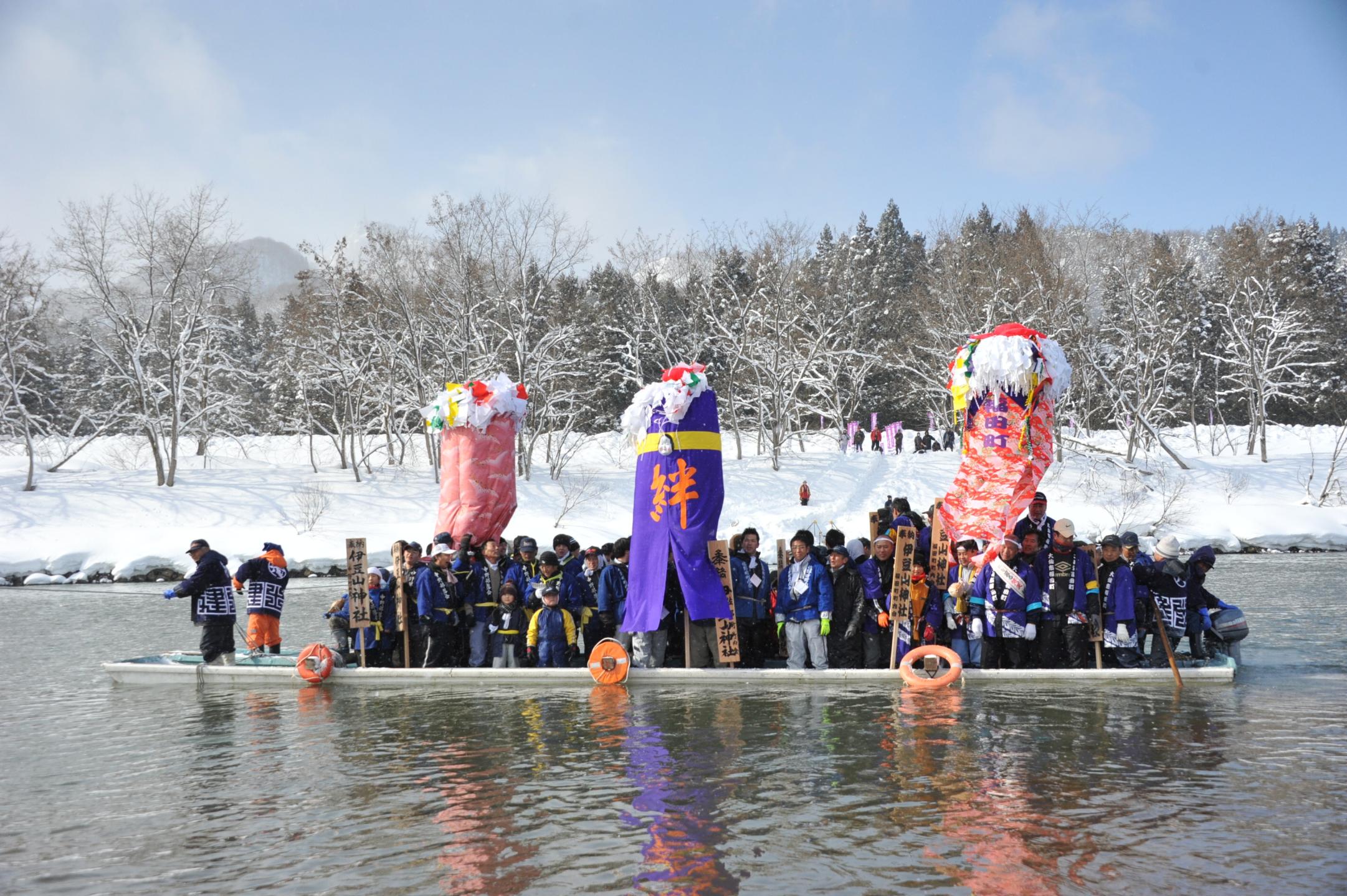ぼんでんとともに船で川を渡っている写真