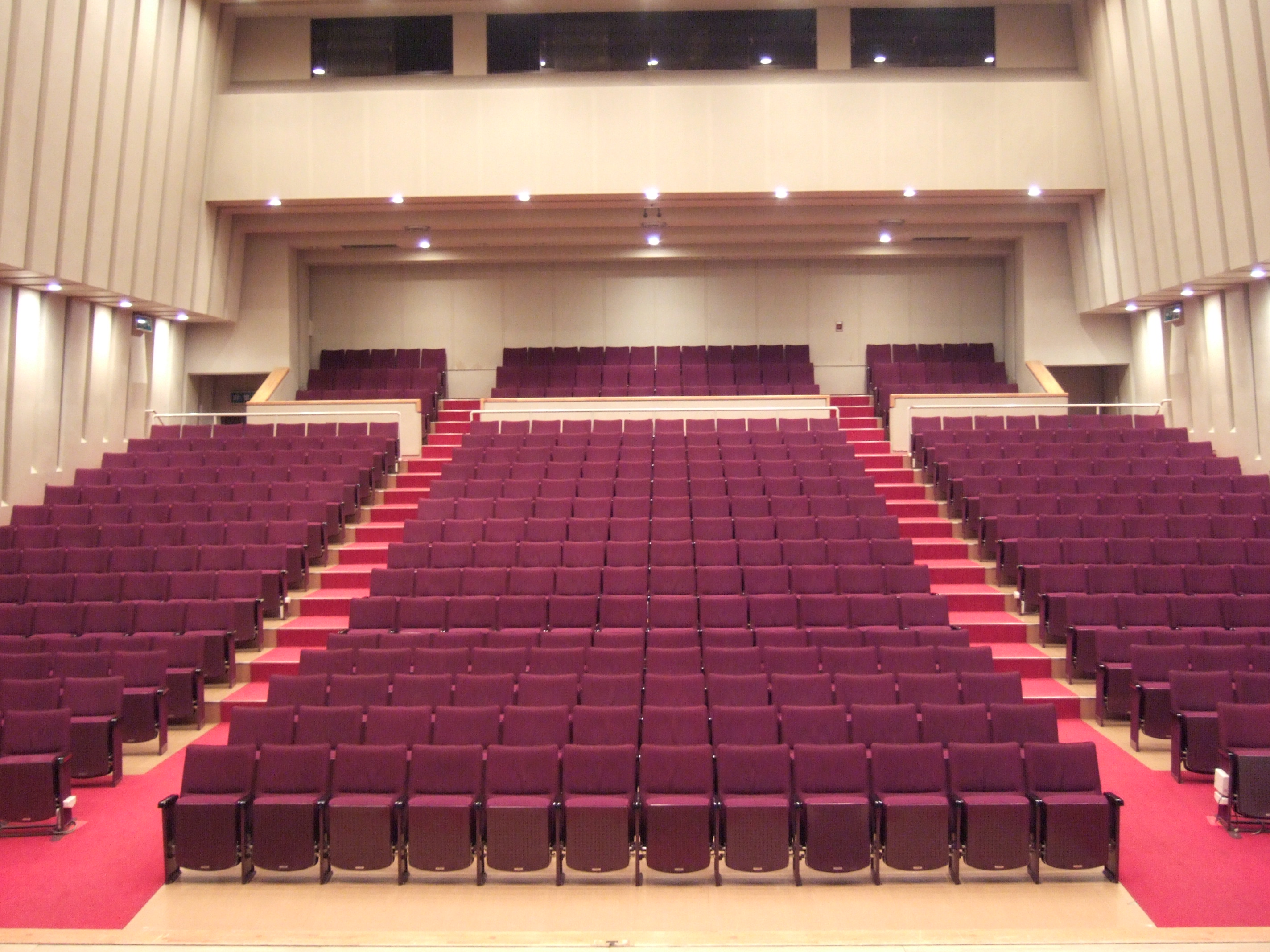 大曲市民会館・小ホールの座席の写真