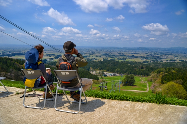 目的地付近で仙北平野を眺めながら淹れたてのコーヒーを楽しむ参加者
