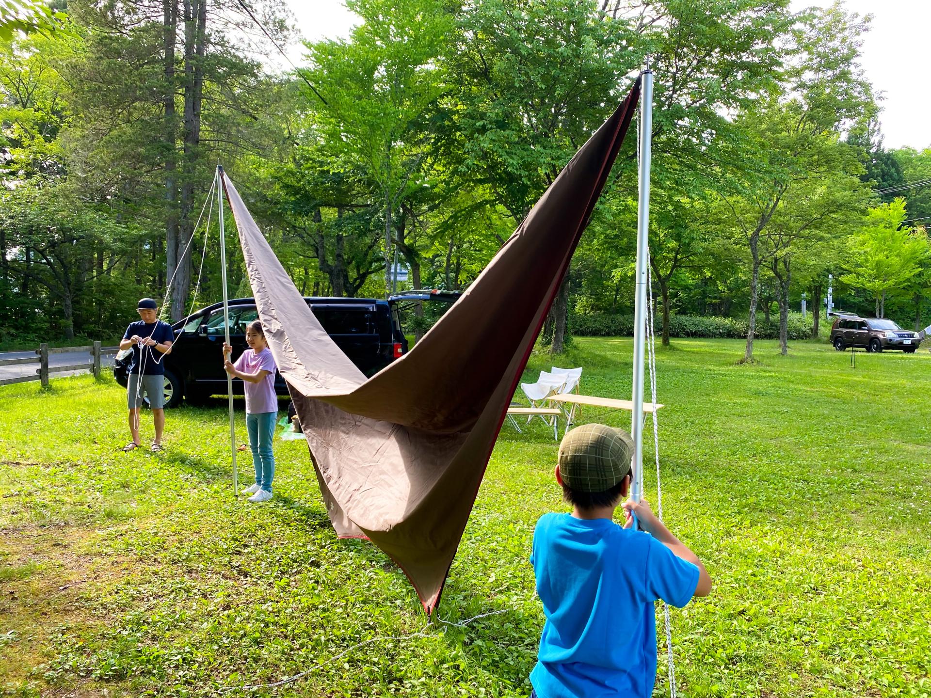 緑の芝生の上にタープを設置