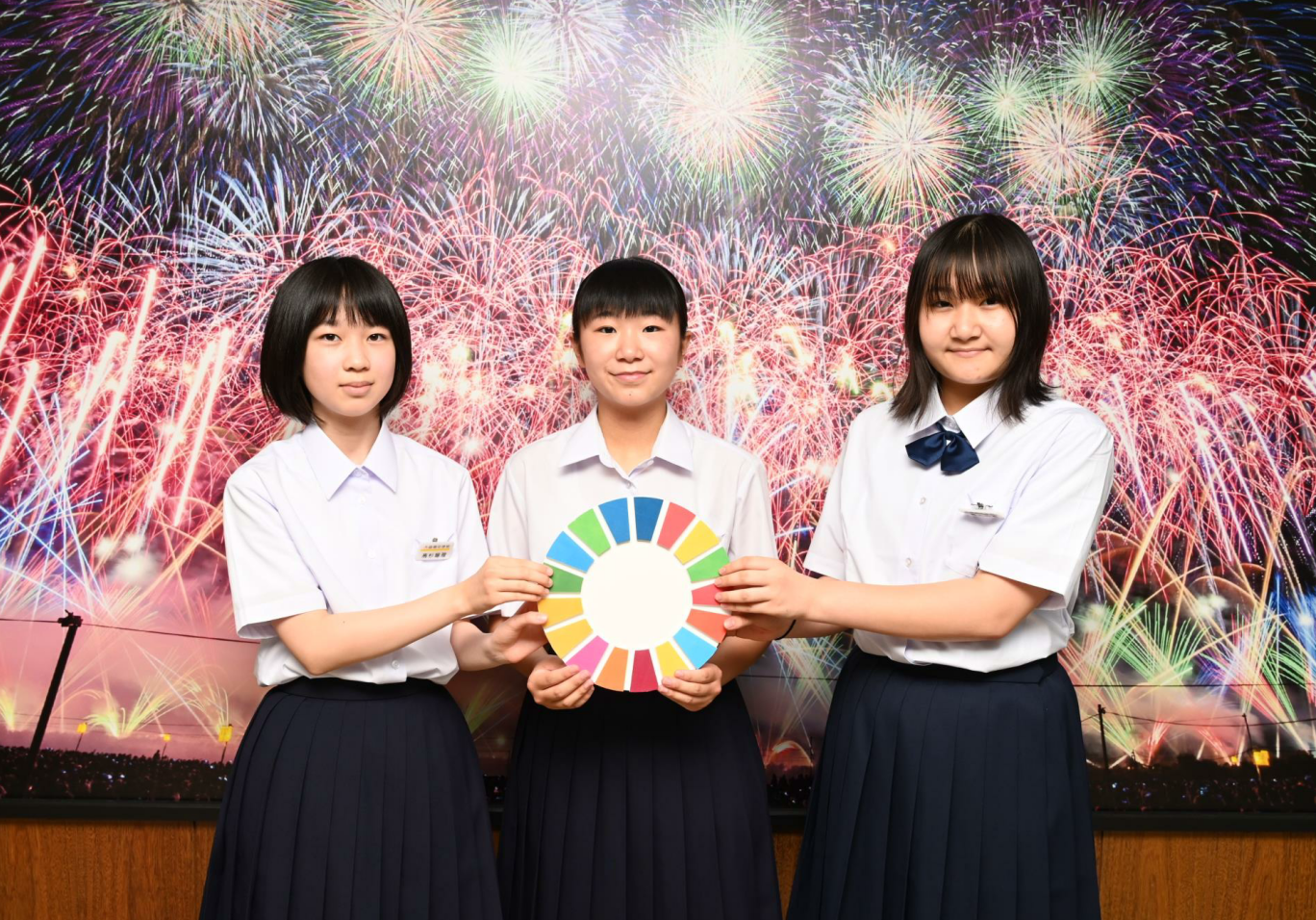 令和6年度のSDGsレポーター（女性3人がSDGsのロゴを持っている）