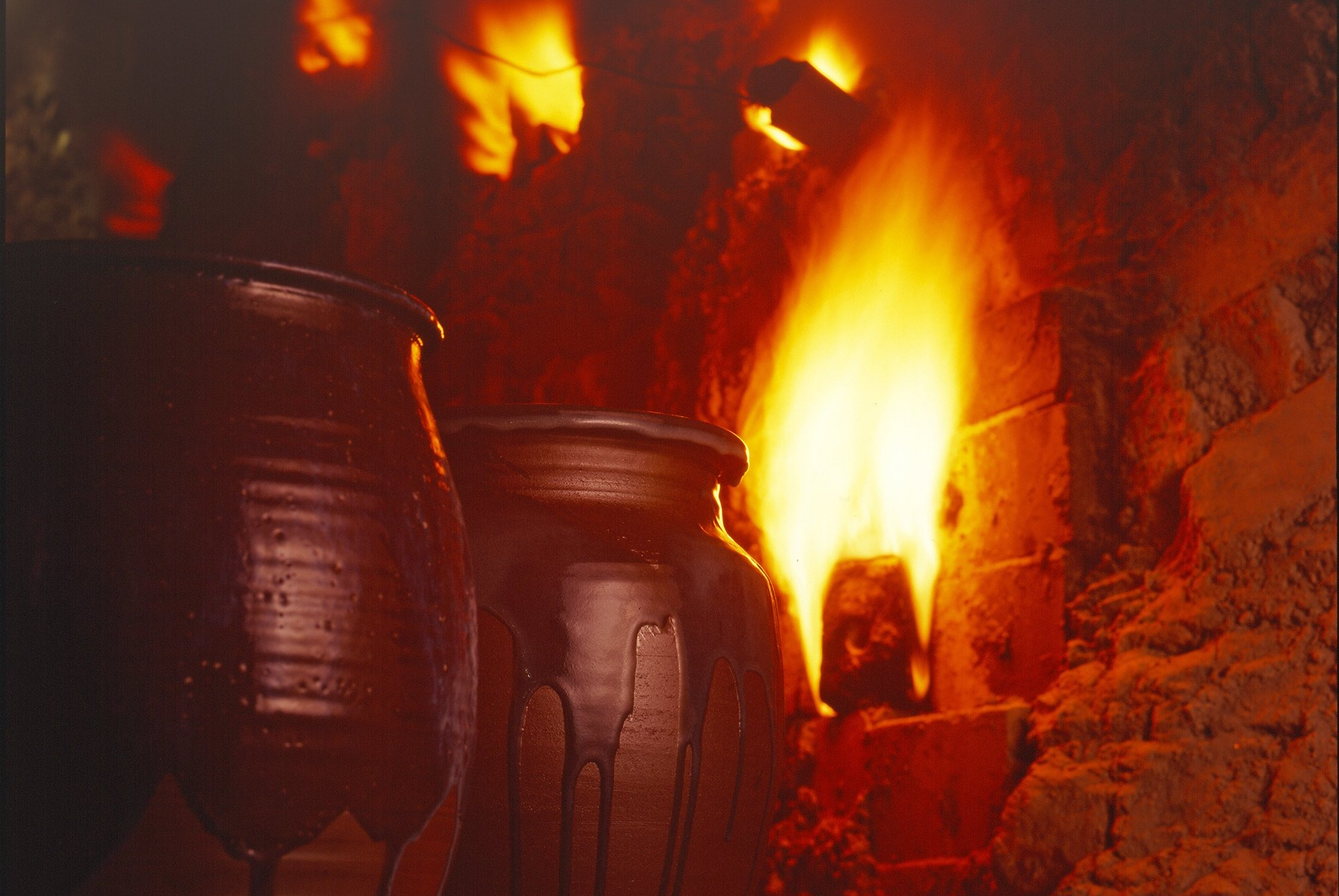 窯から取り出された陶器