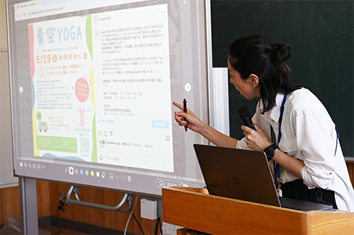 スクリーンに映された画像が見ながら説明する女性隊員