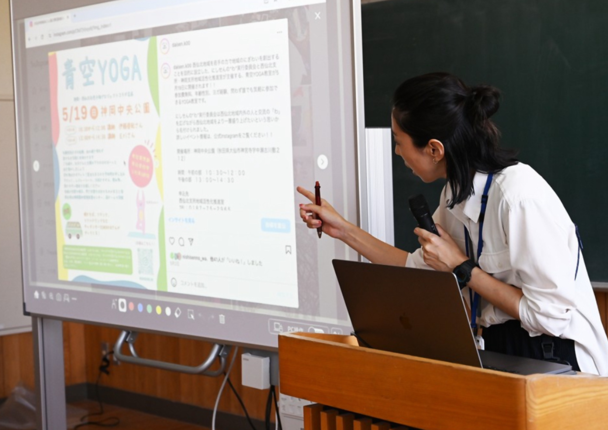 スクリーンに映された画像が見ながら説明する女性隊員