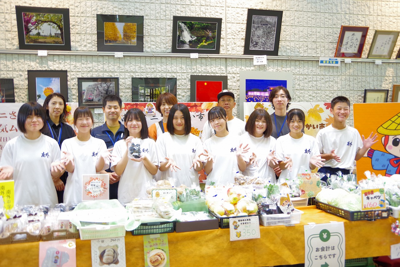 地元中学生と協力隊の集合写真
