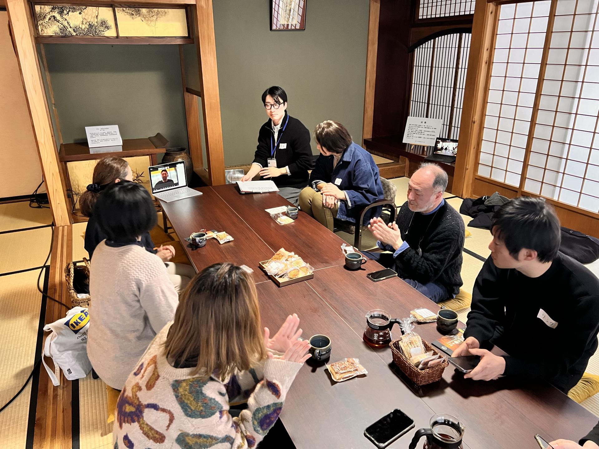 和室でイベント参加者と交流してい様子