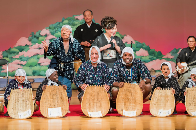 日本の伝統芸能にふれる外国と日本の子どもたち