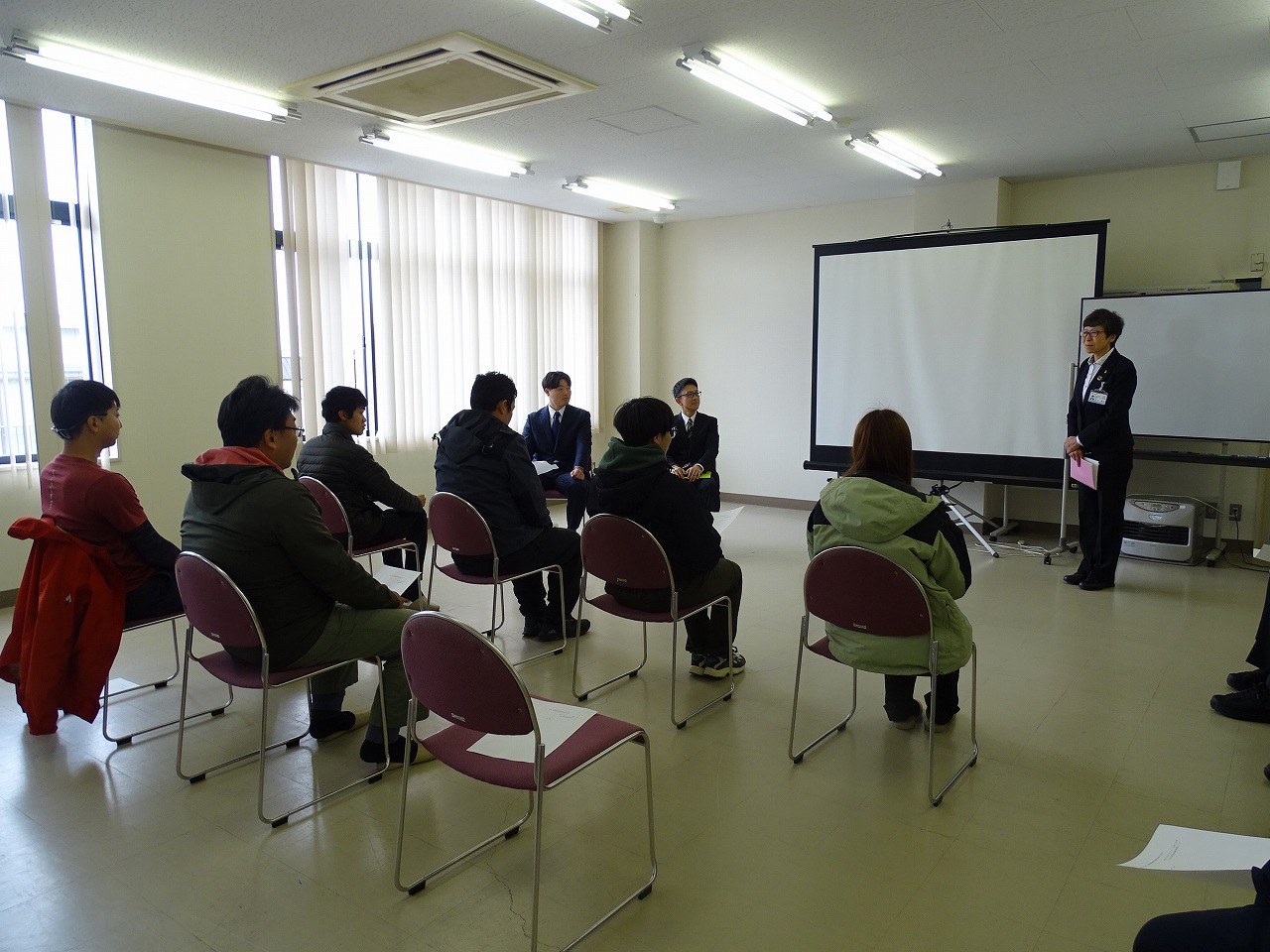 入所式の様子（所長のあいさつに真剣に耳を傾ける新入生と在校生）