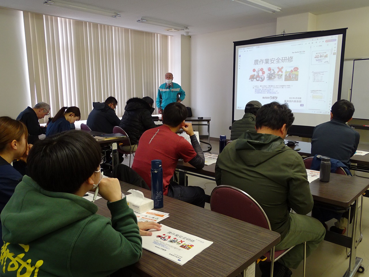 座学にて農業機械の安全について学ぶ研修生