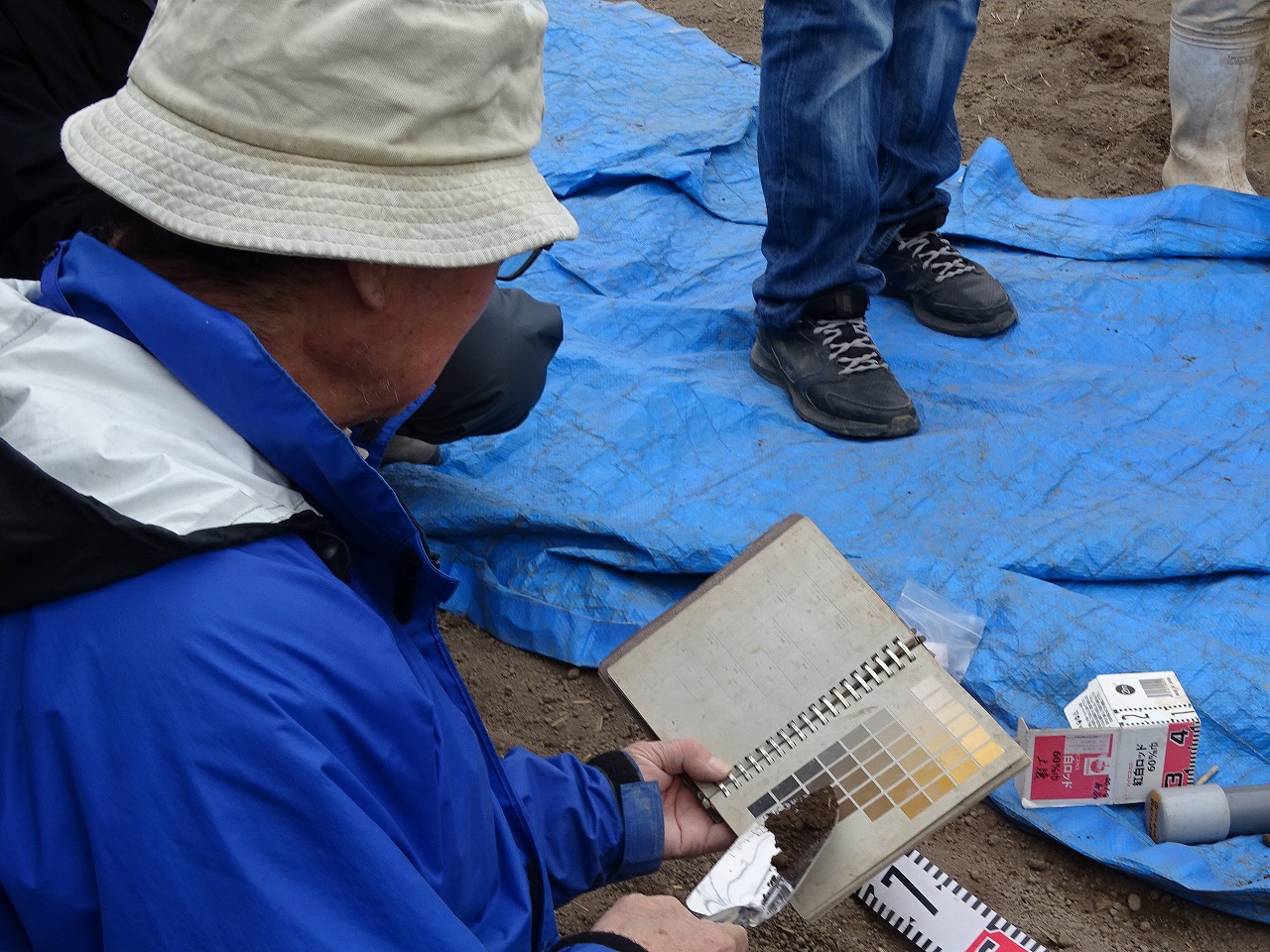 採取した土の色を調べる金田名誉教授