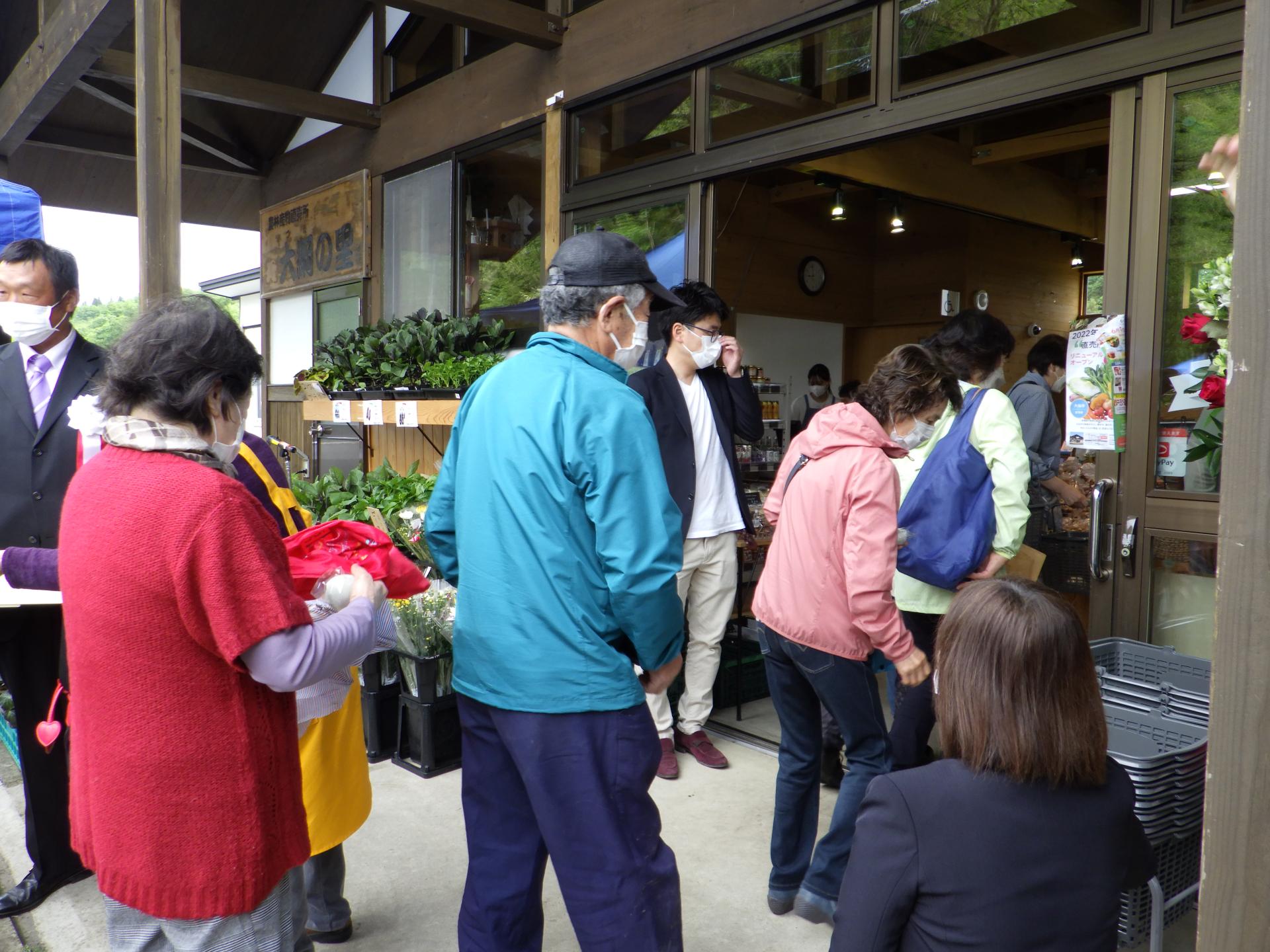 多くの来店者でにぎわう様子