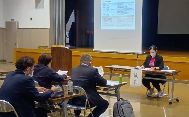 全体会で着座にて議長があいさつ