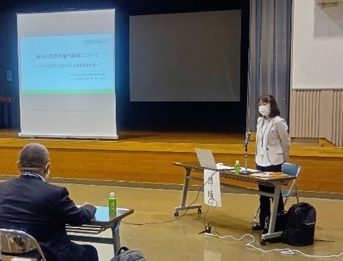 研修会講師が説明
