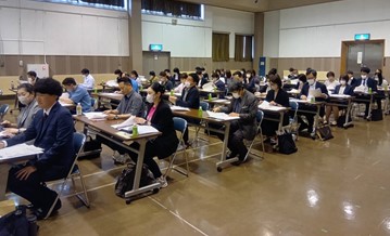 たくさんの研修会参加者が着席し受講