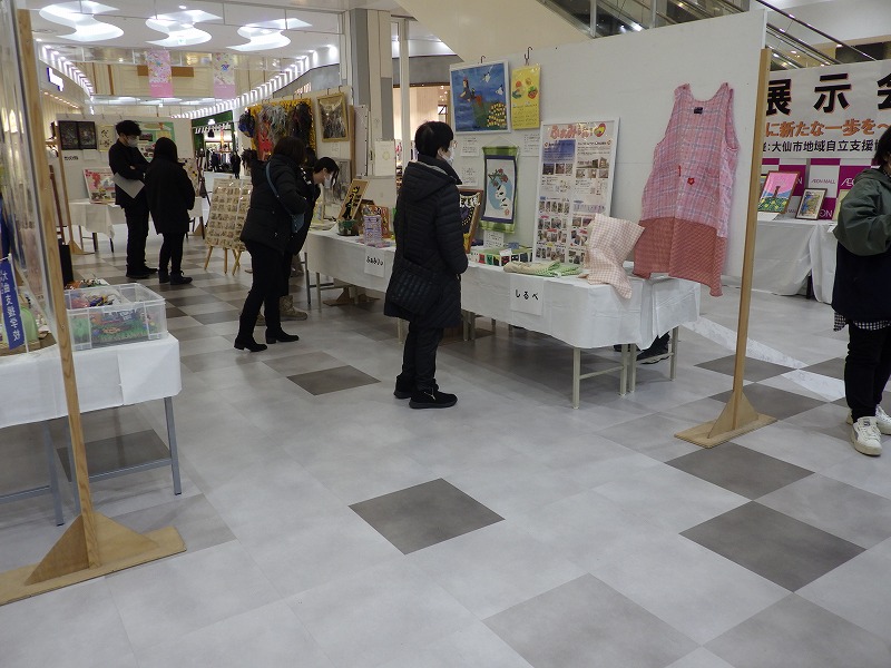 展示(制作物)を眺める人