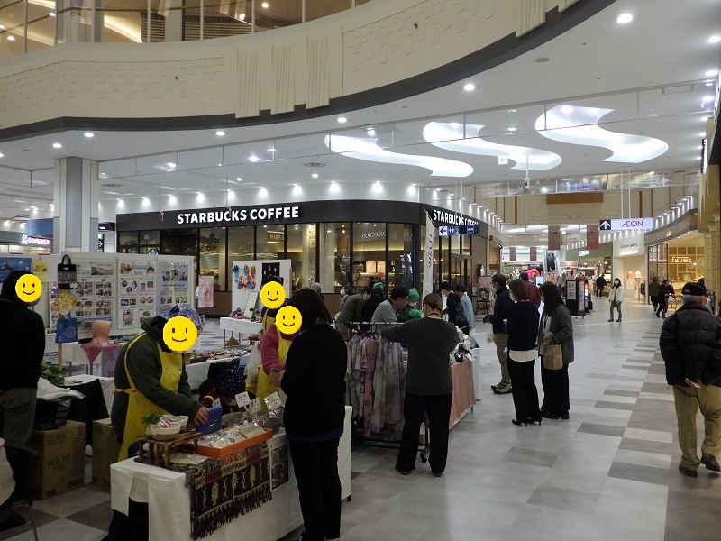 多くのひとが展示している作品を見ている様子
