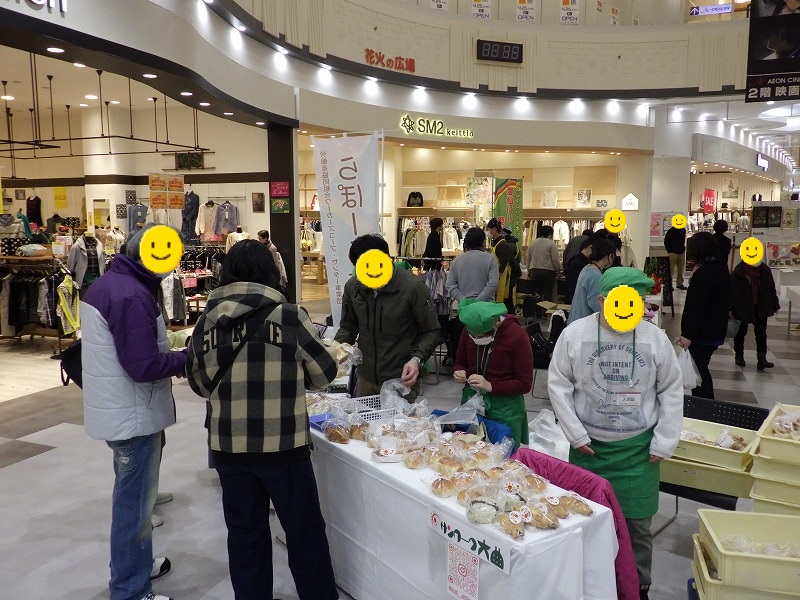 商品(パン)を手にとって選んでいる様子