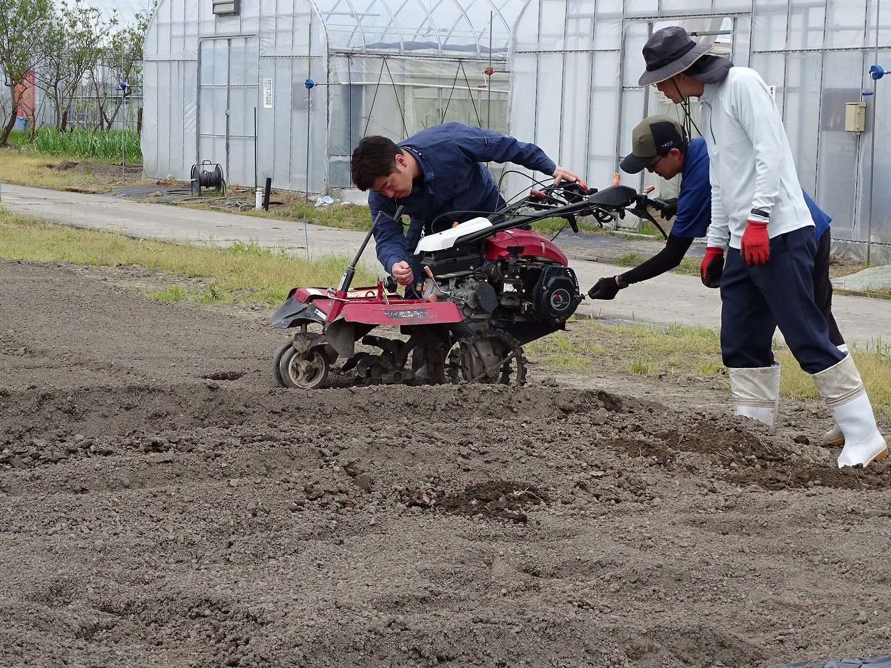 管理機の使い方を学ぶ研修生