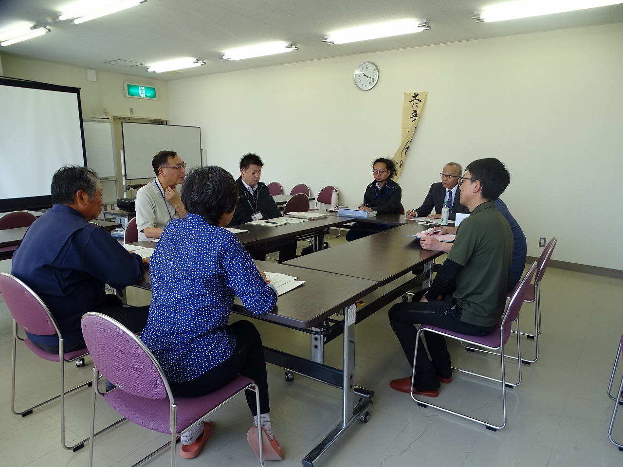 面談員に今後の目標を話す研修生