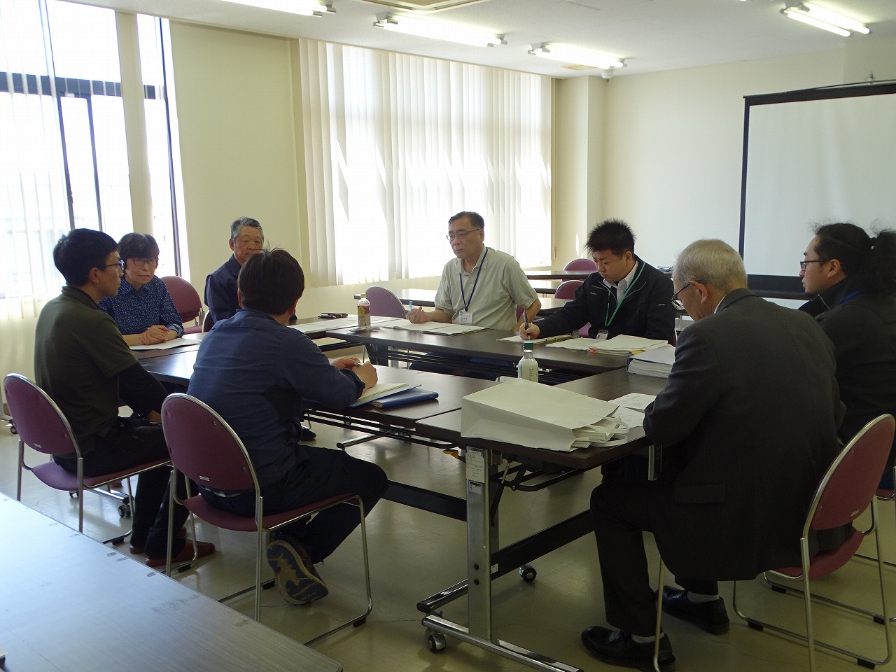 面談員のアドバイスを聞く研修生