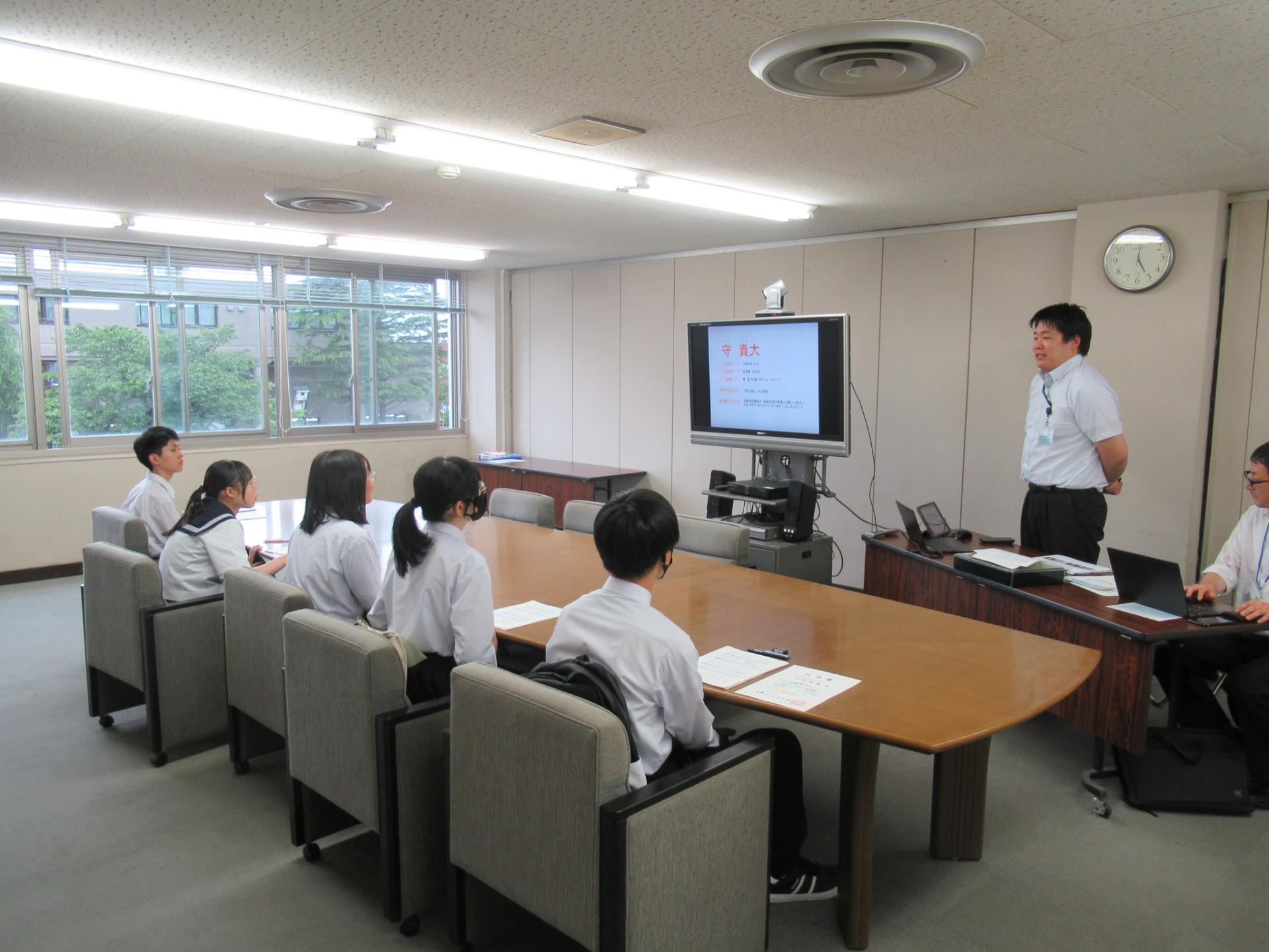 勉強会の様子（講師の説明を聞くレポーター3人）