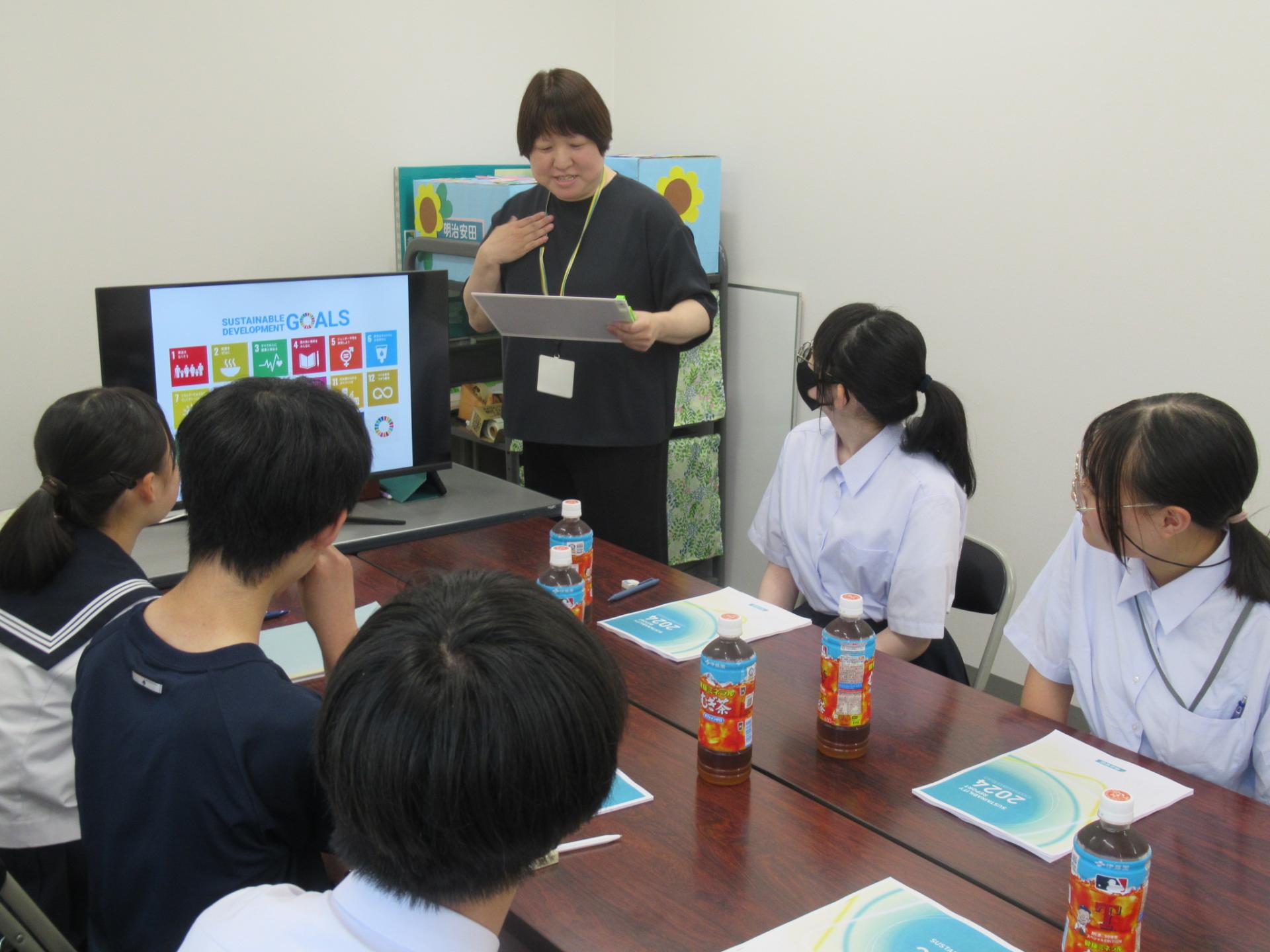 企業訪問（明治安田生命保険相互会社）担当者から説明を受けるサポーター