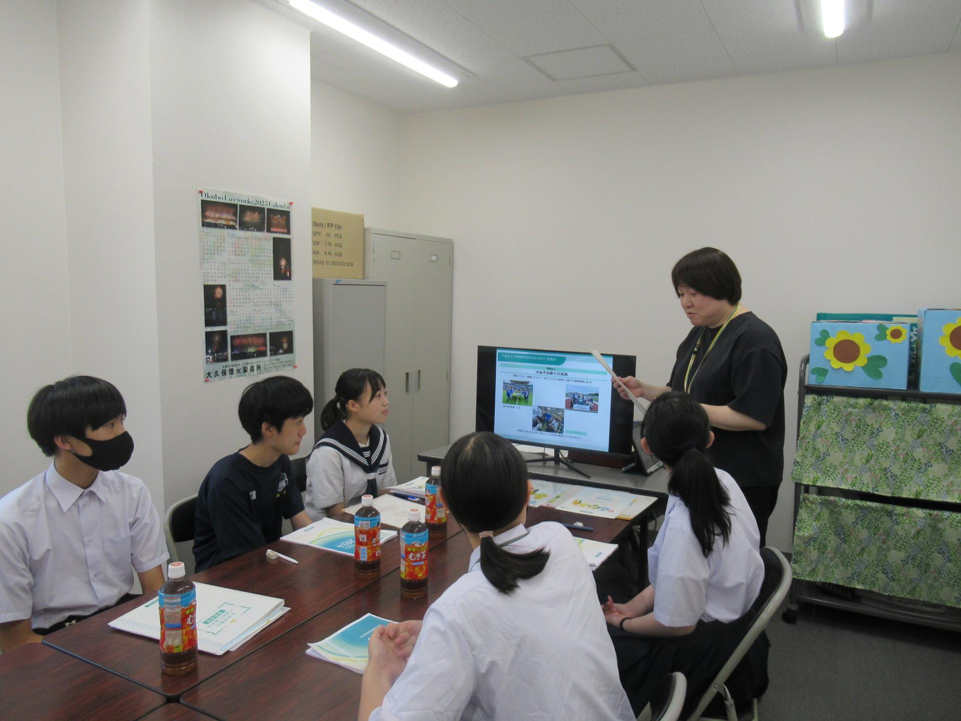 企業訪問（明治安田生命保険相互会社）担当者から説明を受けるサポーター