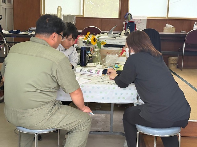ストックの特徴について学ぶ研修生