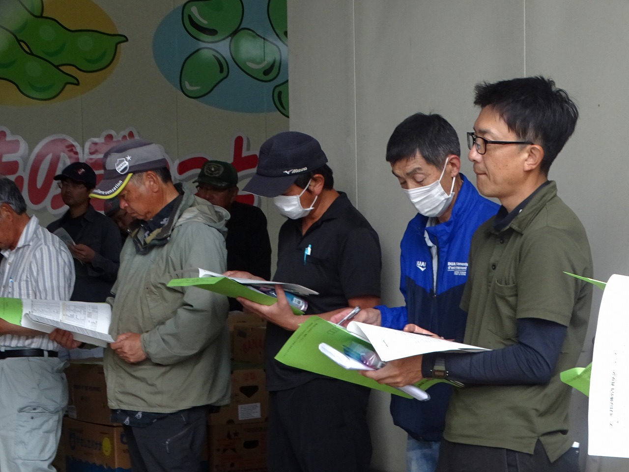 市況について説明を受ける研修生