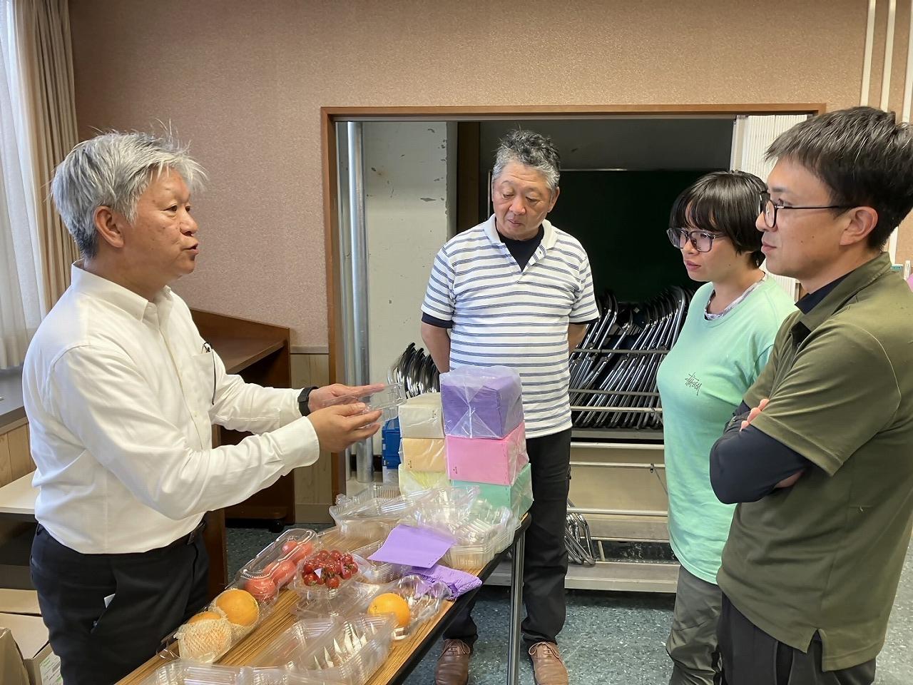業者から説明を受ける研修生