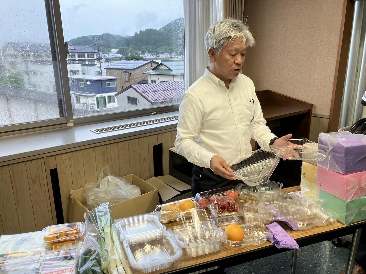 梱包資材について説明する業者