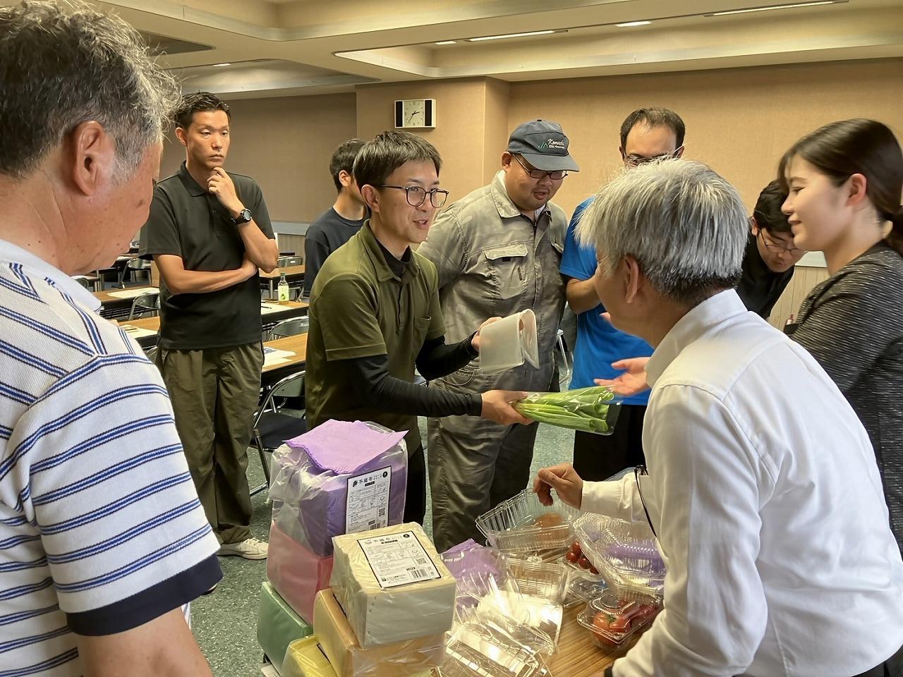 実際に梱包資材に触れて確認する研修生